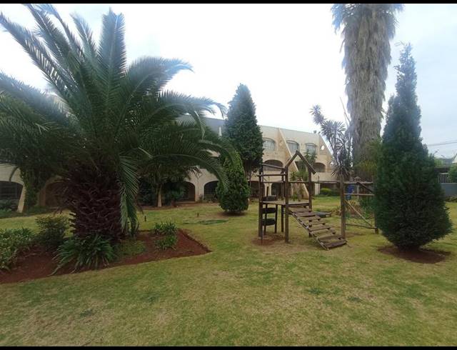 2 BEDROOM APARTMENT FOR SALE IN FLORIDA LAKE